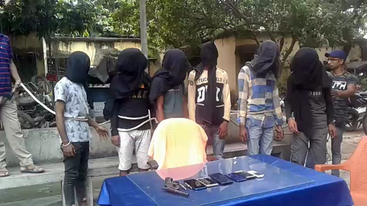 लूट की वारदात को अंजाम देने से पहले दबोचे गए छह बदमाश (फोटो आजतक)