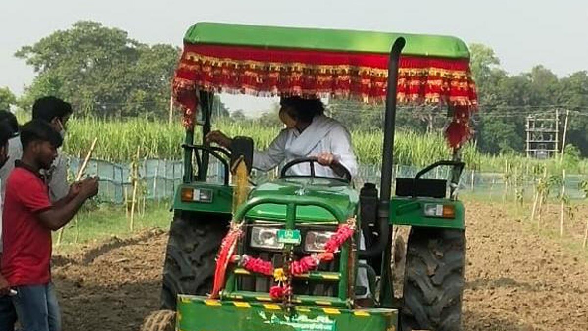 तेज प्रताप यादव ने खेत में चलाया ट्रैक्टर (फोटो आजतक)