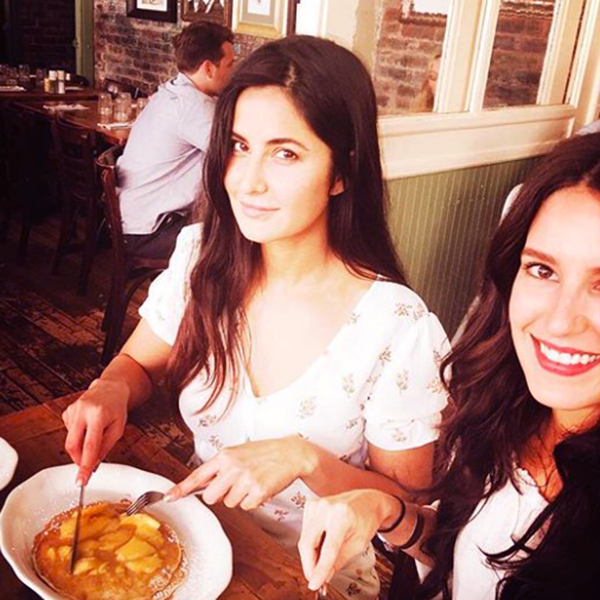 कटरीना कैफ अपनी बहन के साथ