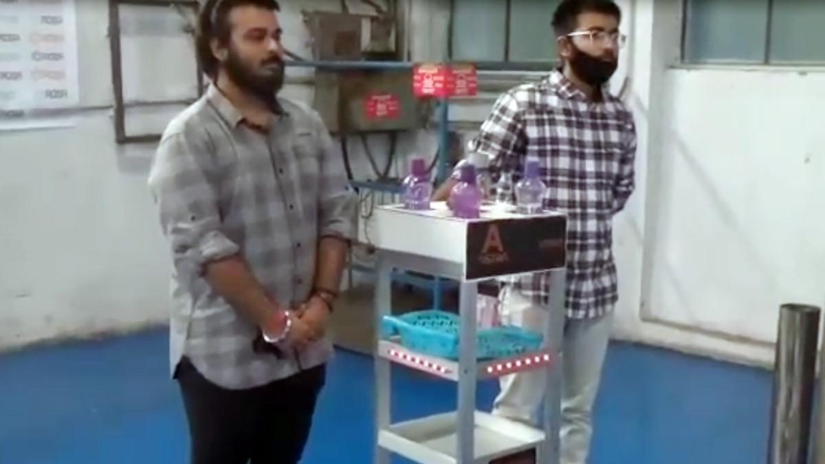  दो इंजीनियर भाइयों रोहित आनंद और साकेत आनंद ने बनाया रोबोट (फोटो आजतक)