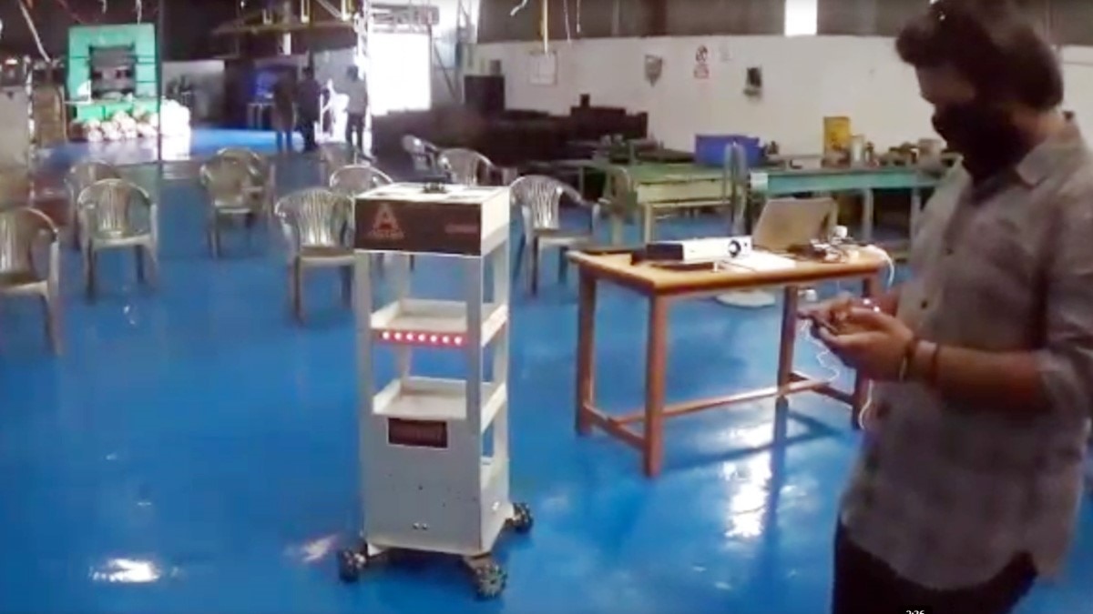 दो इंजीनियर भाइयों रोहित आनंद और साकेत आनंद ने बनाया रोबोट (फोटो आजतक)