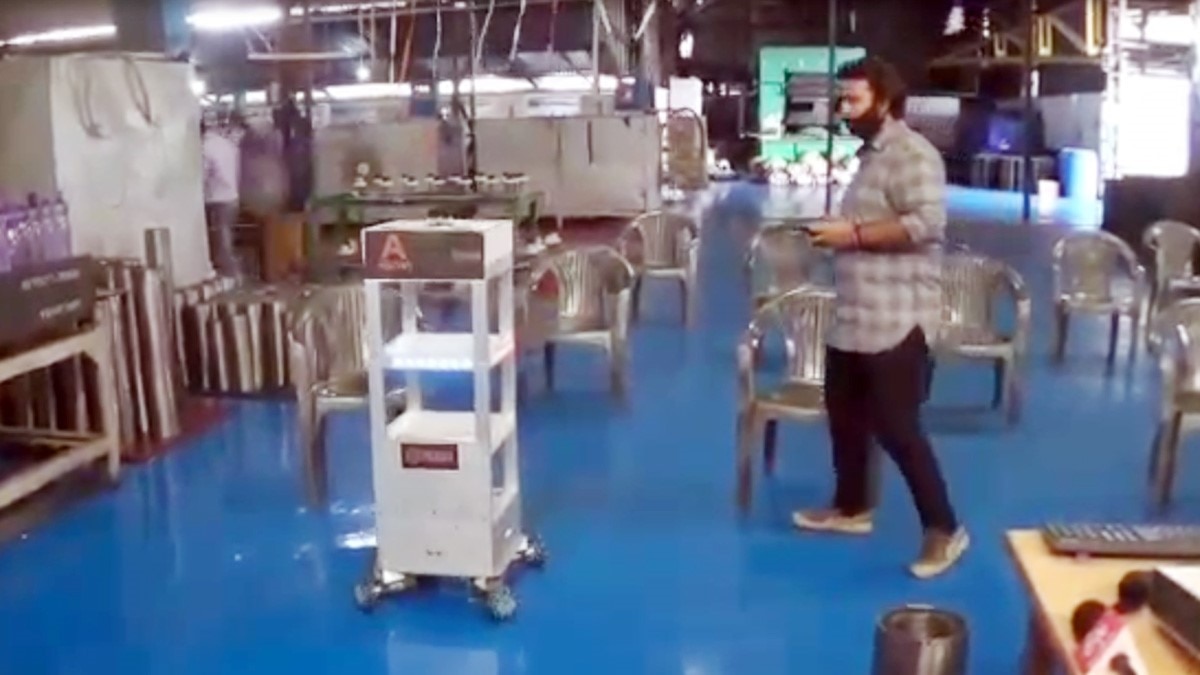 दो इंजीनियर भाइयों रोहित आनंद और साकेत आनंद ने बनाया रोबोट (फोटो आजतक)