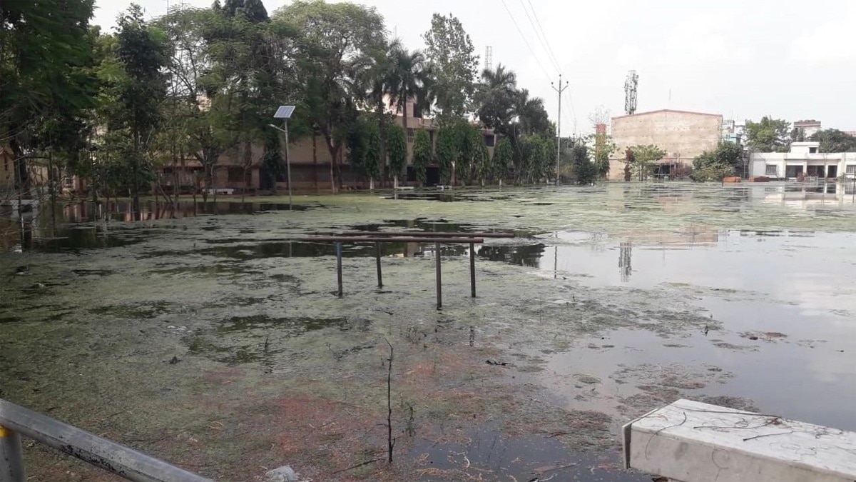 समस्तीपुर में बाढ़ की वजह से पोलिंग बूथ डूबे (फोटो आजतक)