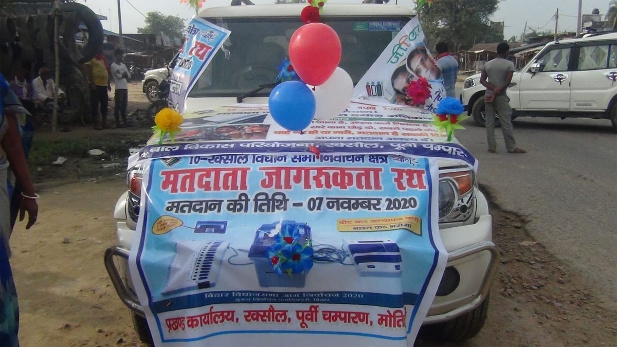 जमकर उड़ी सोशल डिस्टेंसिंग की धज्जियां (फोटो आजतक)