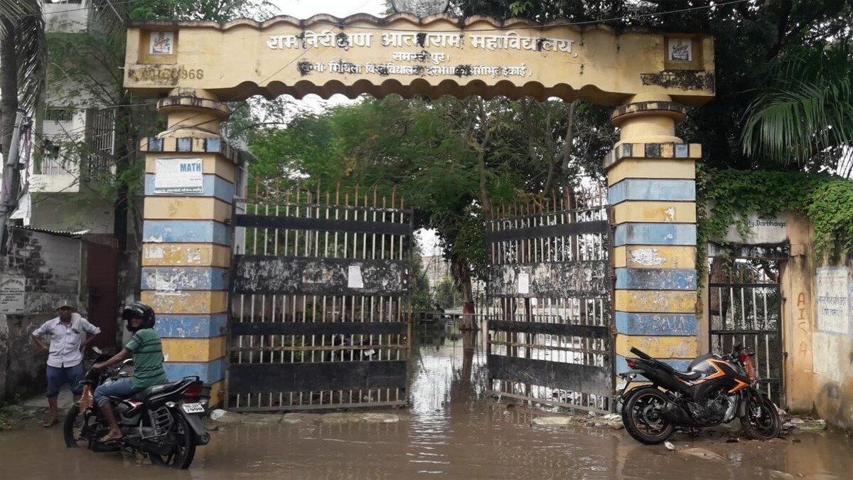  समस्तीपुर में बाढ़ की वजह से पोलिंग बूथ डूबे (फोटो आजतक)