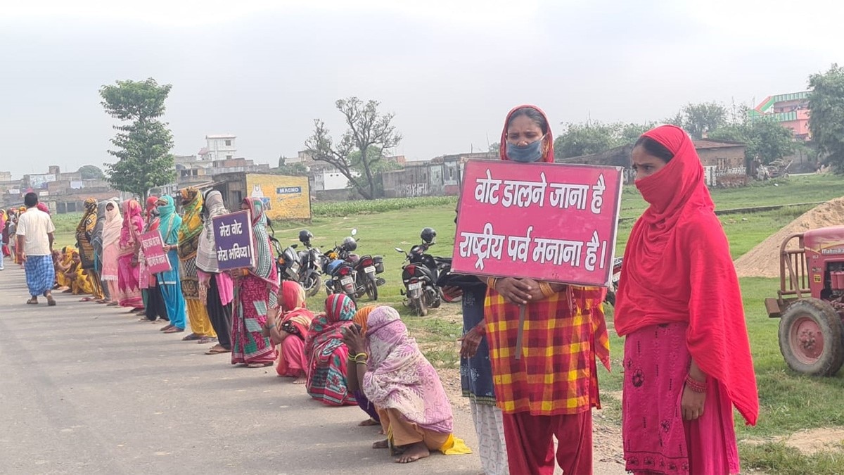 जमकर उड़ी सोशल डिस्टेंसिंग की धज्जियां (फोटो आजतक)