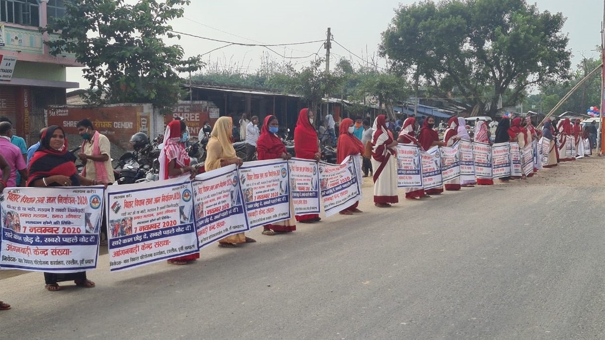 जमकर उड़ी सोशल डिस्टेंसिंग की धज्जियां (फोटो आजतक)