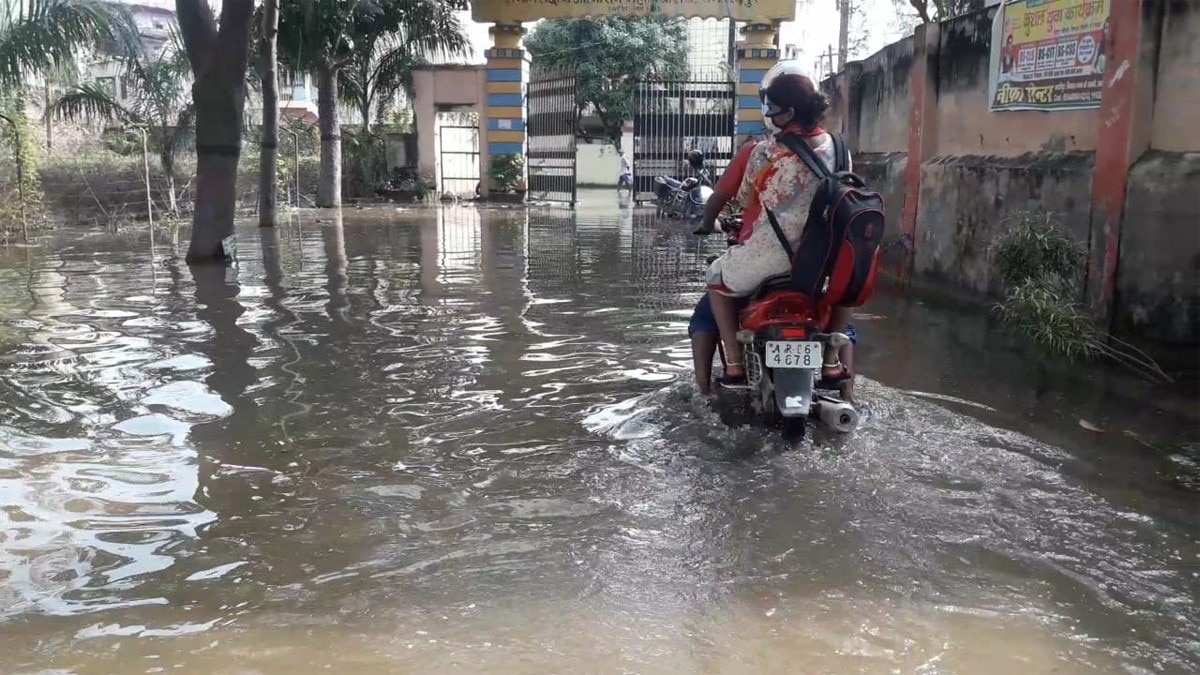 समस्तीपुर में बाढ़ की वजह से पोलिंग बूथ डूबे (फोटो आजतक)