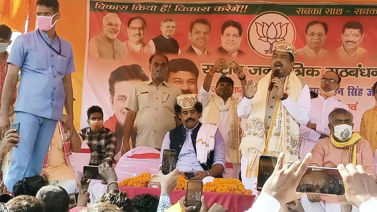 ​बीजेपी सांसद रवि किशन ने तेजस्वी यादव पर निशाना साधा (फोटो आजतक)