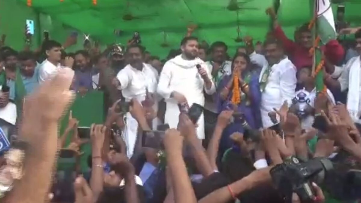 तेजस्वी यादव की जनसभा में मंच पर भिड़े नेता (फोटो आजतक)