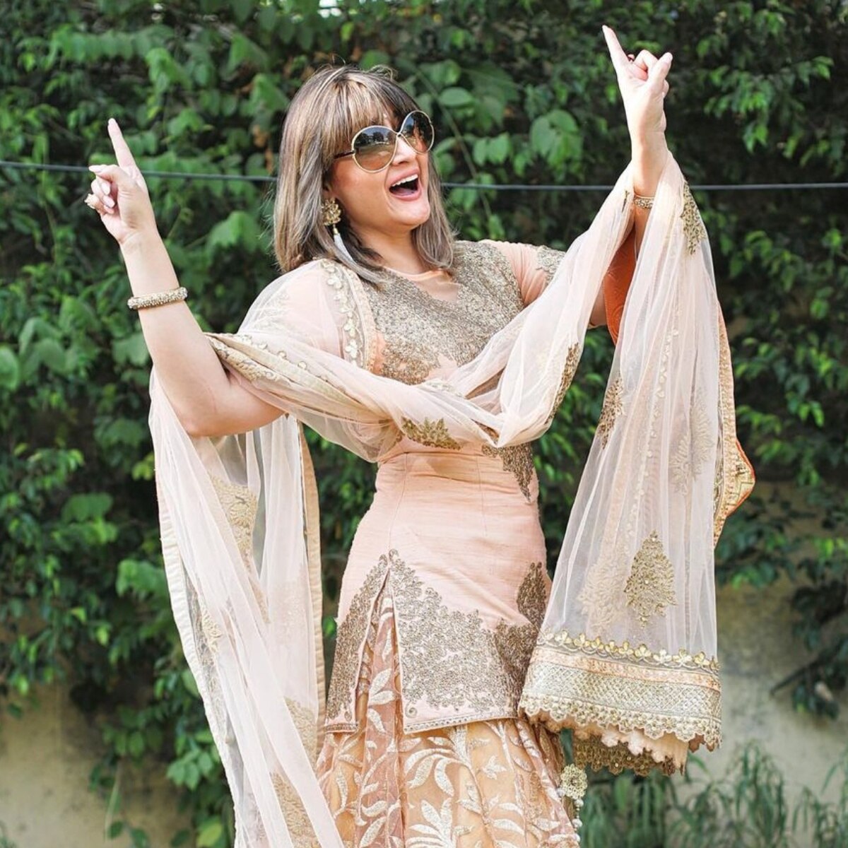 उर्वशी ढोलकिया-नेहा कक्कड़