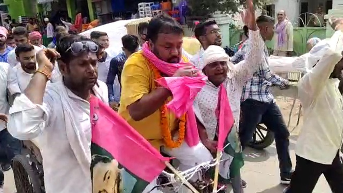  रामचंद्र यादव दो किलोमीटर ठेला चलाते हुए अपने समर्थकों के साथ नामांकन कार्यालय पहुंचे.