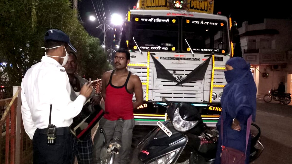 नो एंट्री में घुसे ट्रक के सामने लेडी कॉन्‍स्‍टेबल ने अड़ा दी अपनी स्‍कूटी.