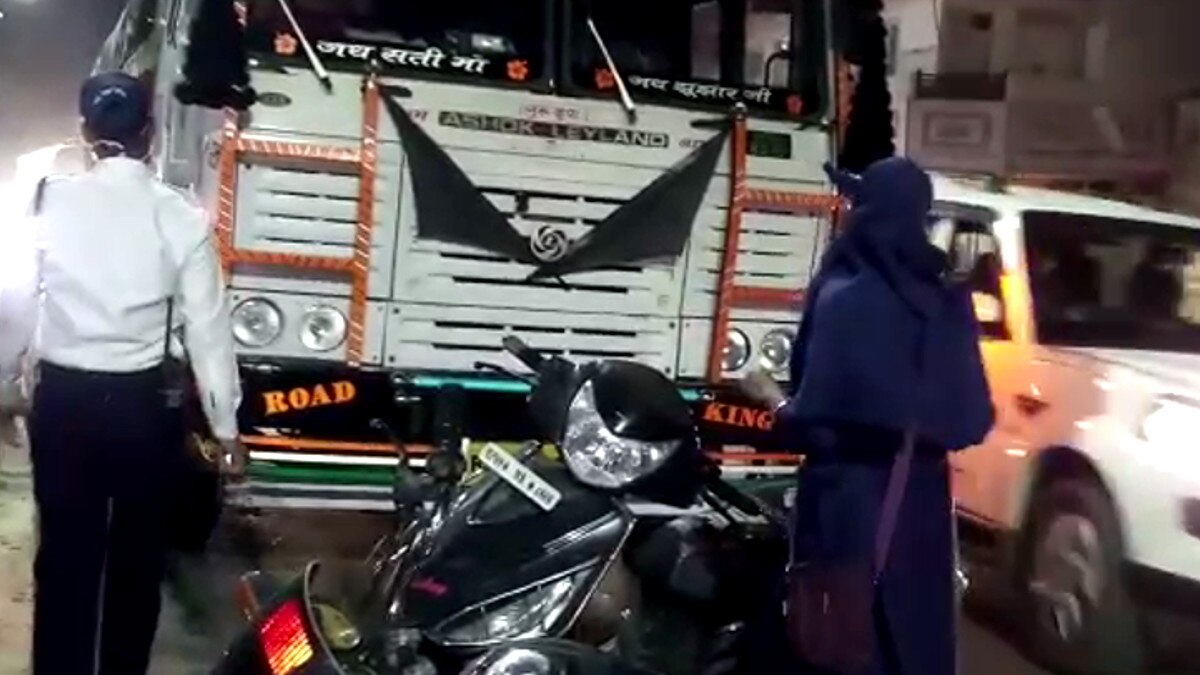 नो एंट्री में घुसे ट्रक के सामने लेडी कॉन्‍स्‍टेबल ने अड़ा दी अपनी स्‍कूटी.