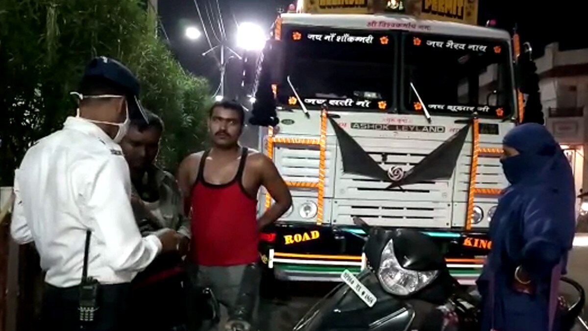 नो एंट्री में घुसे ट्रक के सामने लेडी कॉन्‍स्‍टेबल ने अड़ा दी अपनी स्‍कूटी.