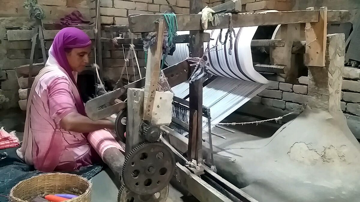 Patna handloom worker angry on leaders of Bihar election