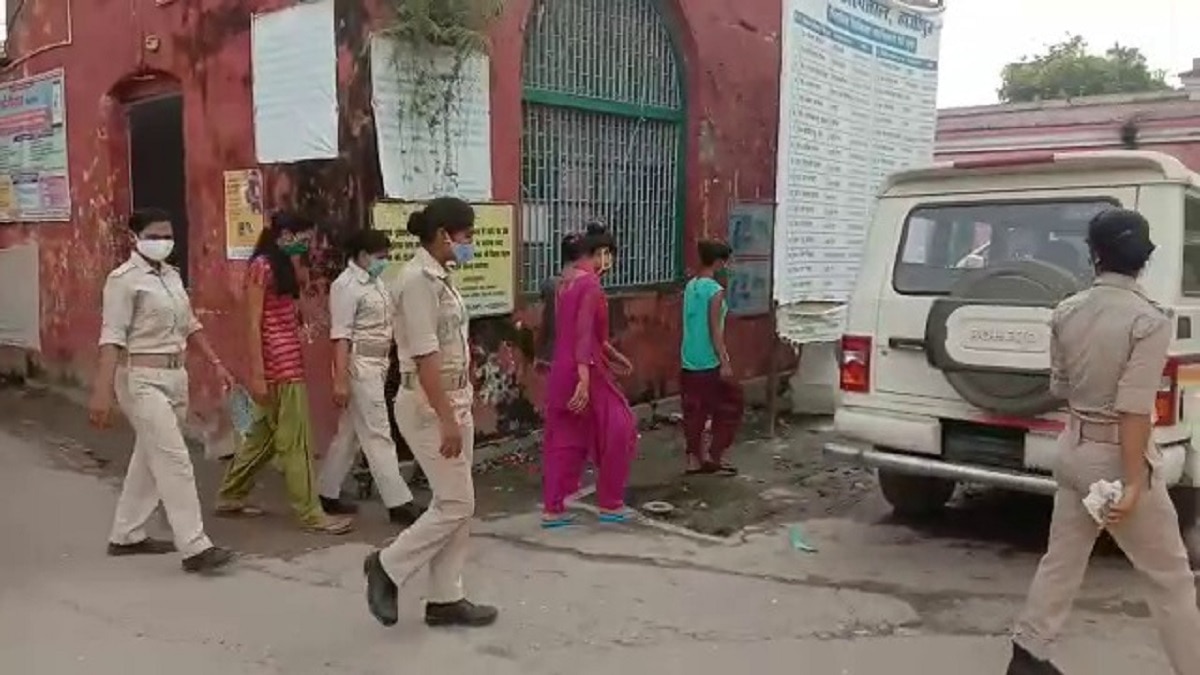 पुलिस टीम पर हमला