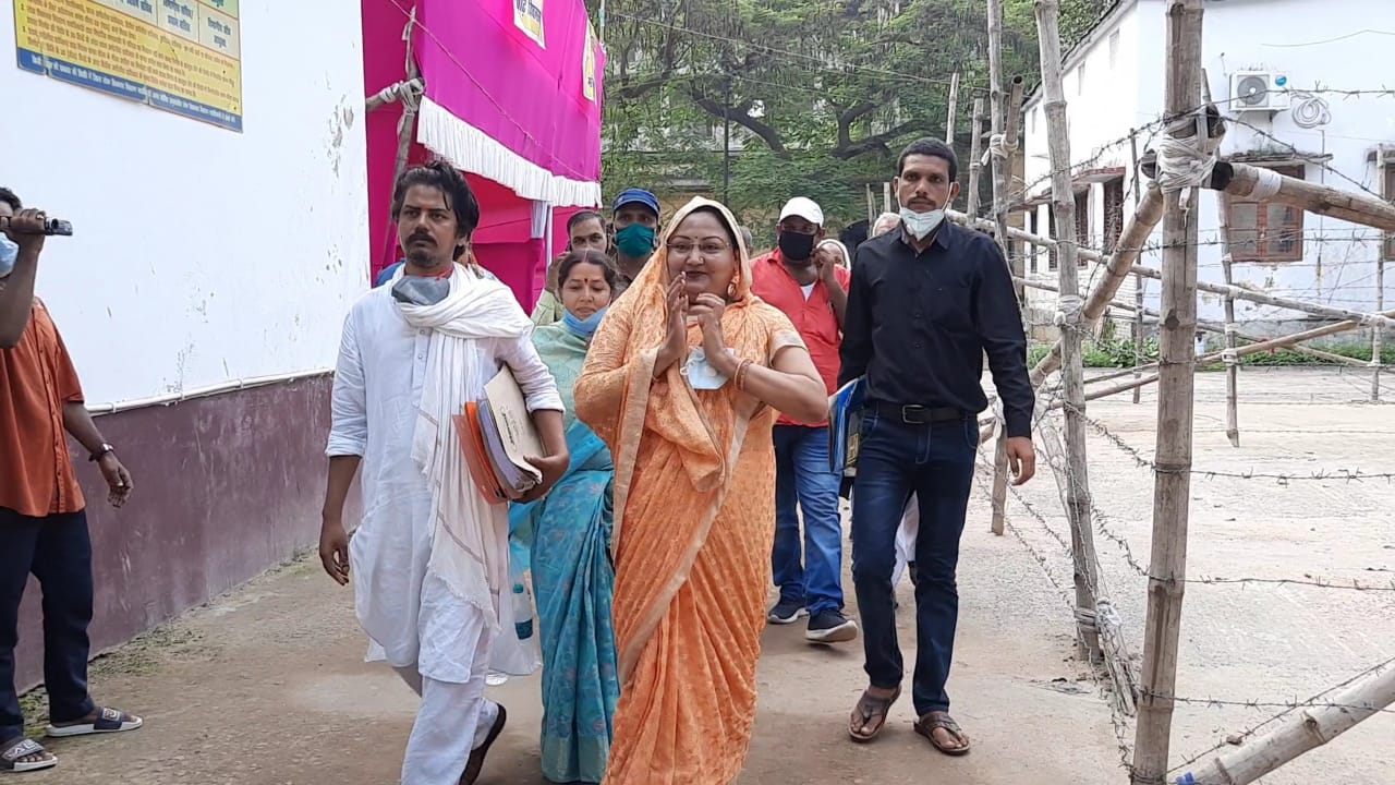 मोकामा से ही अनंत सिंह की पत्नी भी चुनावी मैदान में