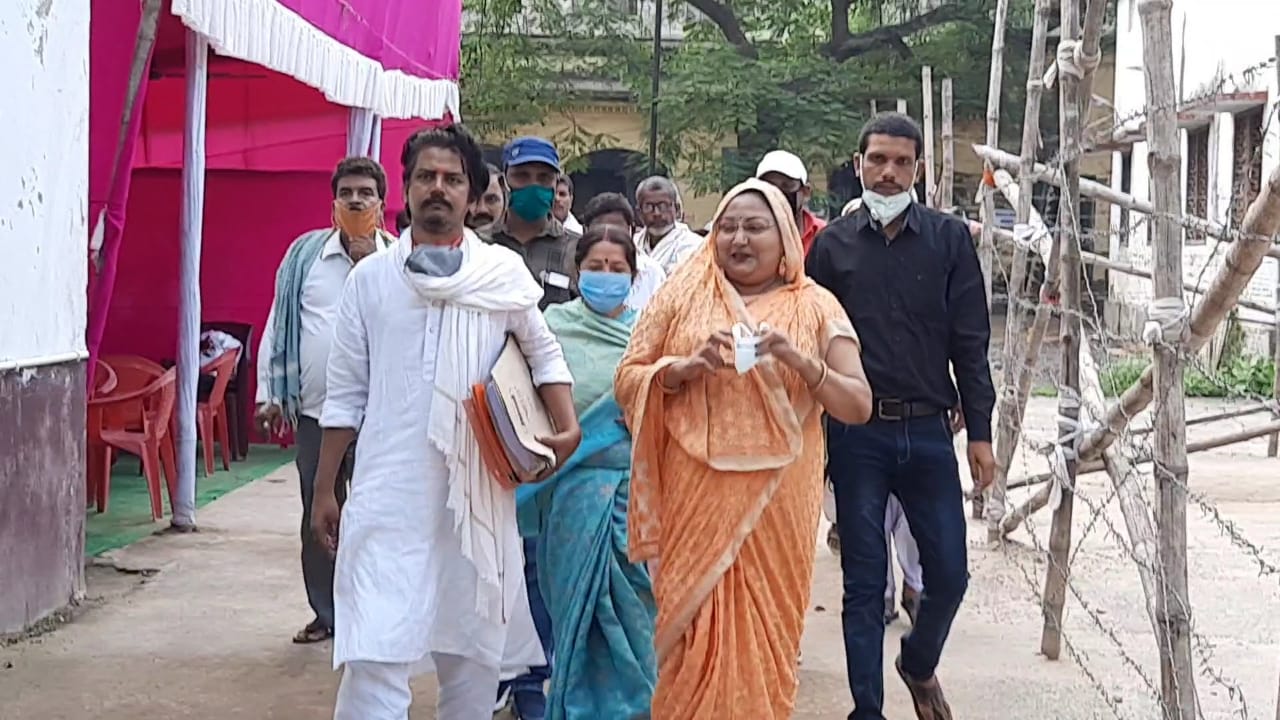 मोकामा से ही अनंत सिंह की पत्नी भी चुनावी मैदान में