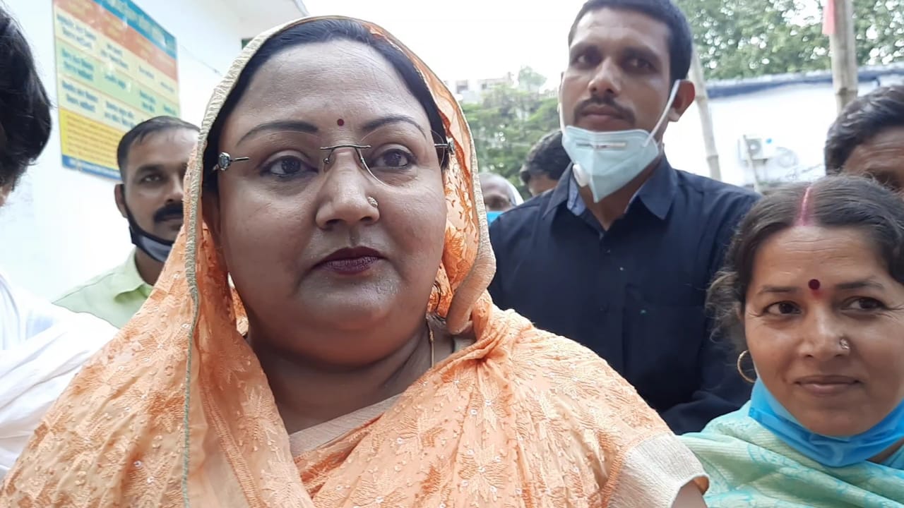 मोकामा से ही अनंत सिंह की पत्नी भी चुनावी मैदान में