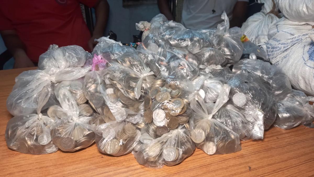 पुलिस ने बरामद किए कई बोरी सिक्के