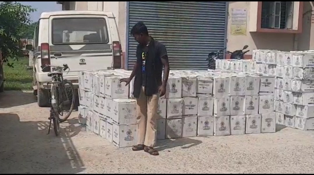 गाड़ी पर पुलिस लिखकर कर रहे थे शराब की तस्करी