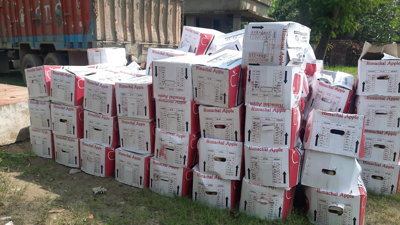 गाड़ी पर पुलिस लिखकर कर रहे थे शराब की तस्करी