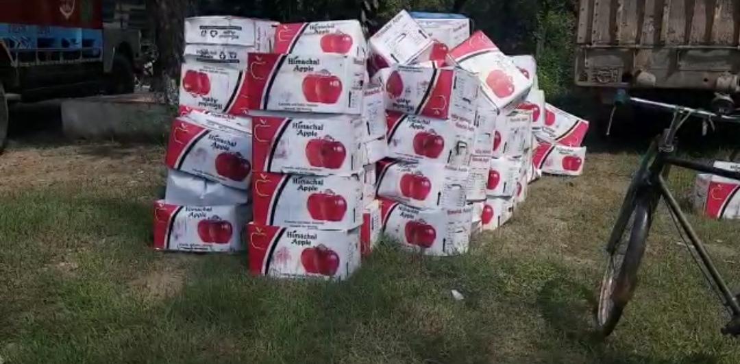 गाड़ी पर पुलिस लिखकर कर रहे थे शराब की तस्करी