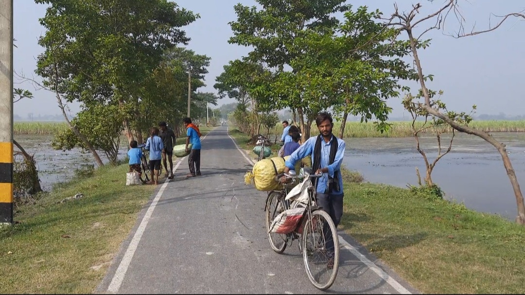 घोंघा बेचकर पेट भरने पर मजबूर हुए लोग