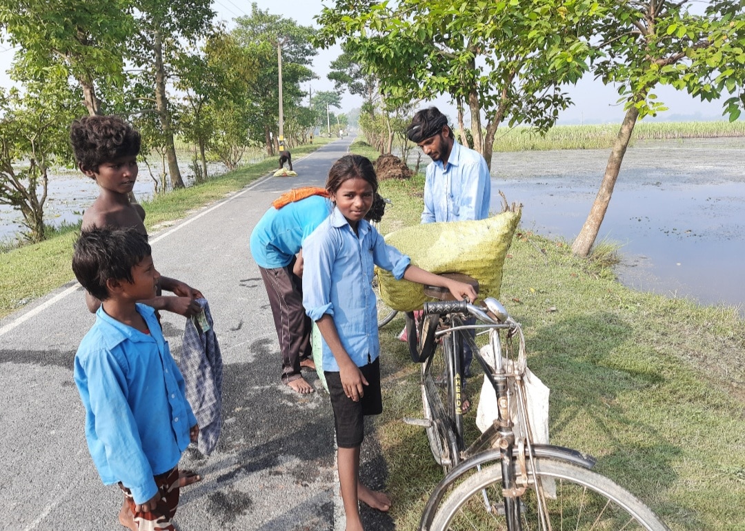 घोंघा बेचकर पेट भरने पर मजबूर हुए लोग