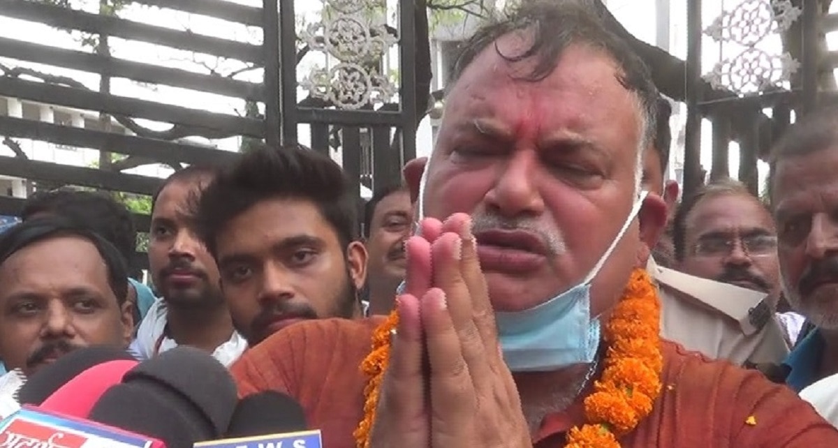 घोड़े के काफिले से नामांकन करने पहुंचे नेता