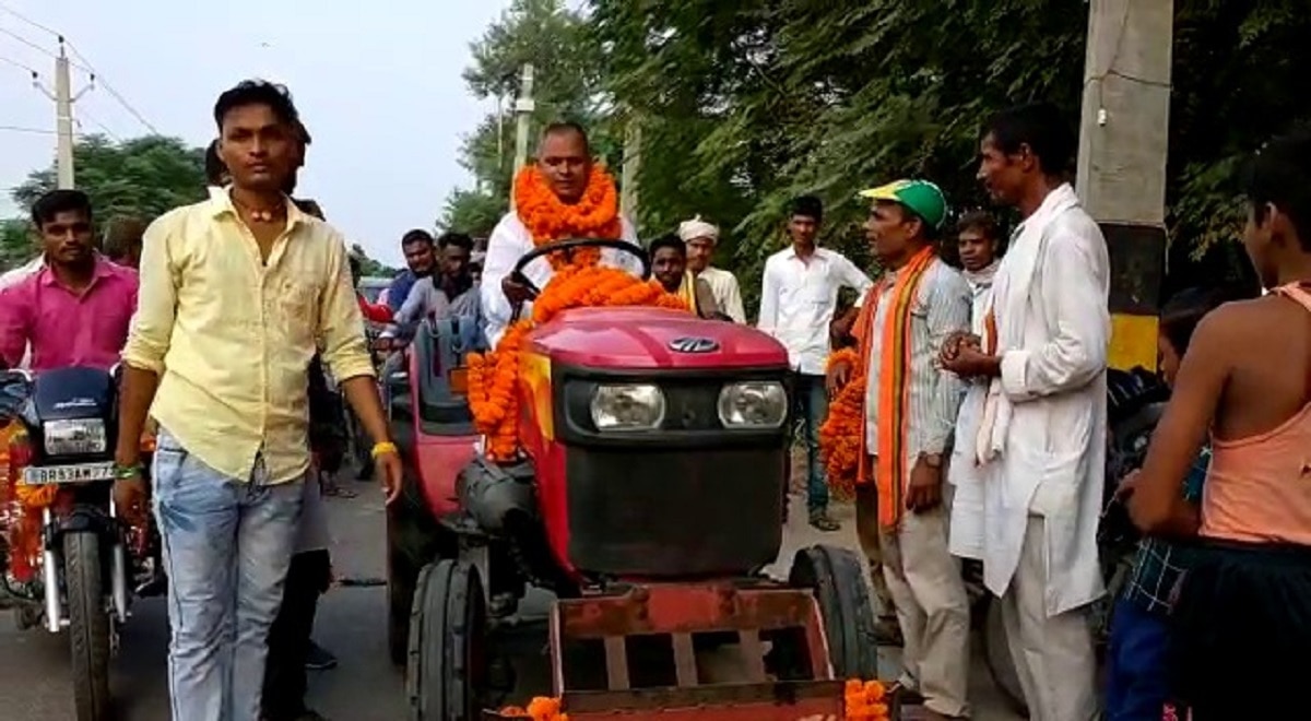 घोड़े के काफिले से नामांकन करने पहुंचे नेता