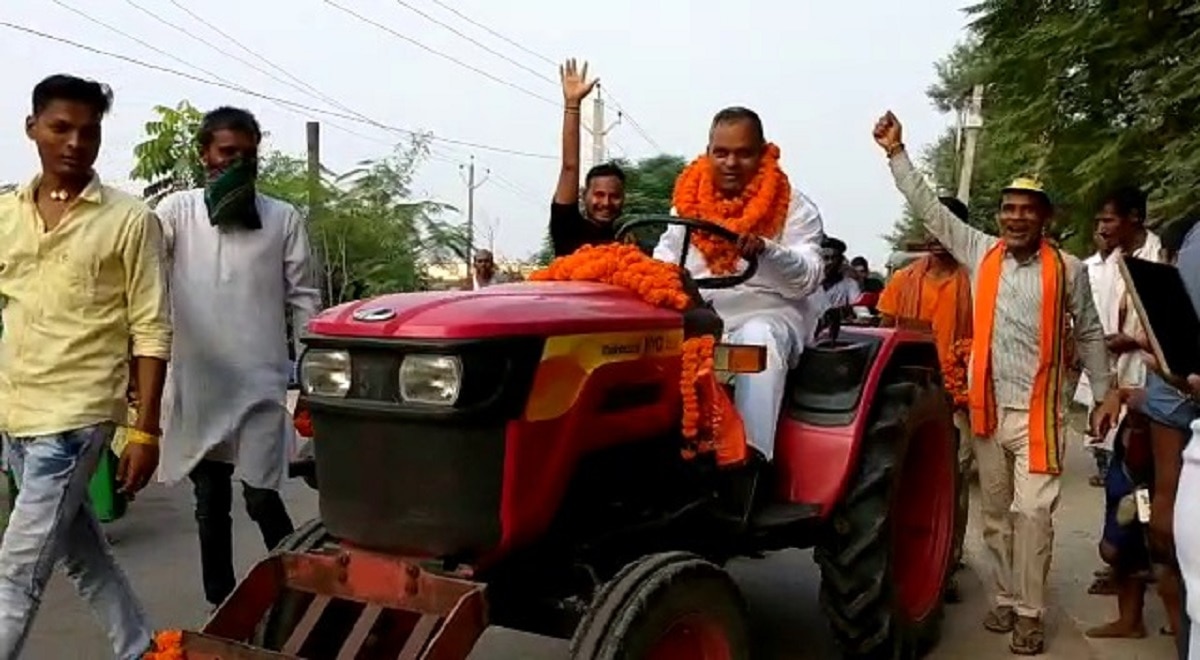 घोड़े के काफिले से नामांकन करने पहुंचे नेता