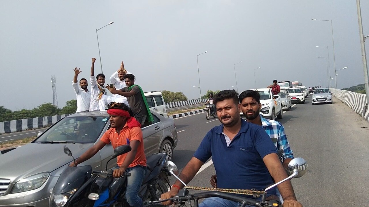 घोड़े के काफिले से नामांकन करने पहुंचे नेता