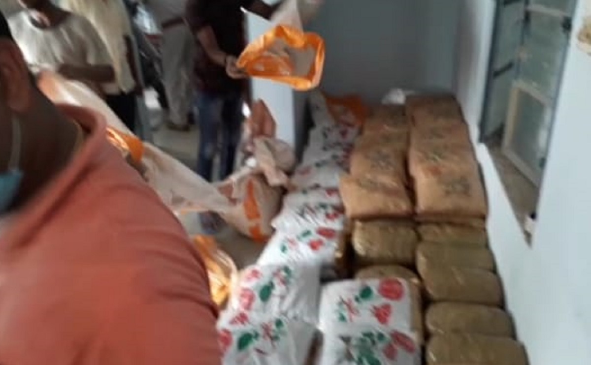 नारियल के ट्रक से बरामद हुआ गांजा