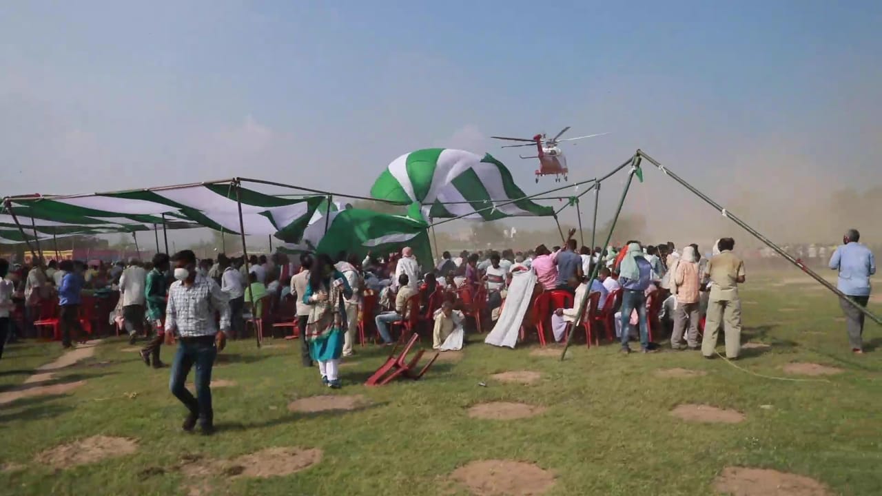 लैंडिंग के दौरान उड़ गया पंडाल