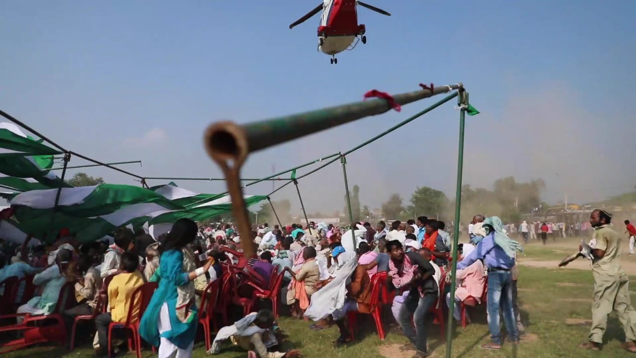 लैंडिंग के दौरान उड़ गया पंडाल