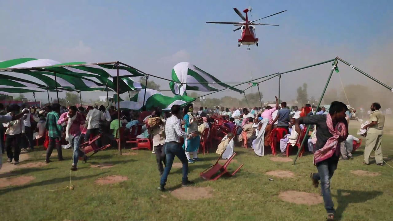 लैंडिंग के दौरान उड़ गया पंडाल,