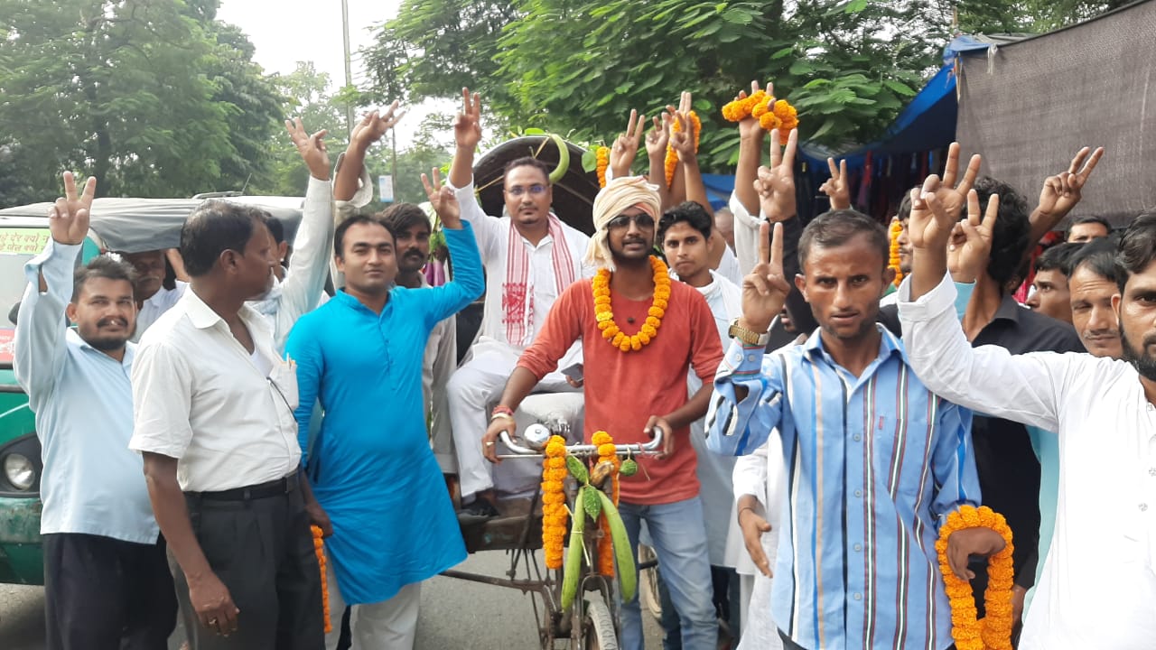 रिक्शे में सब्जी लेकर नामांकन करने पहुंचे प्रत्याशी