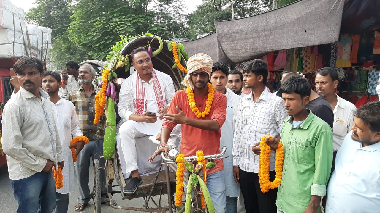 रिक्शे में सब्जी लेकर नामांकन करने पहुंचे प्रत्याशी