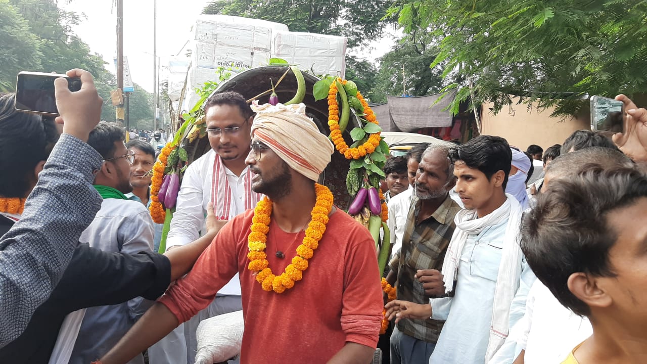 रिक्शे में सब्जी लेकर नामांकन करने पहुंचे प्रत्याशी
