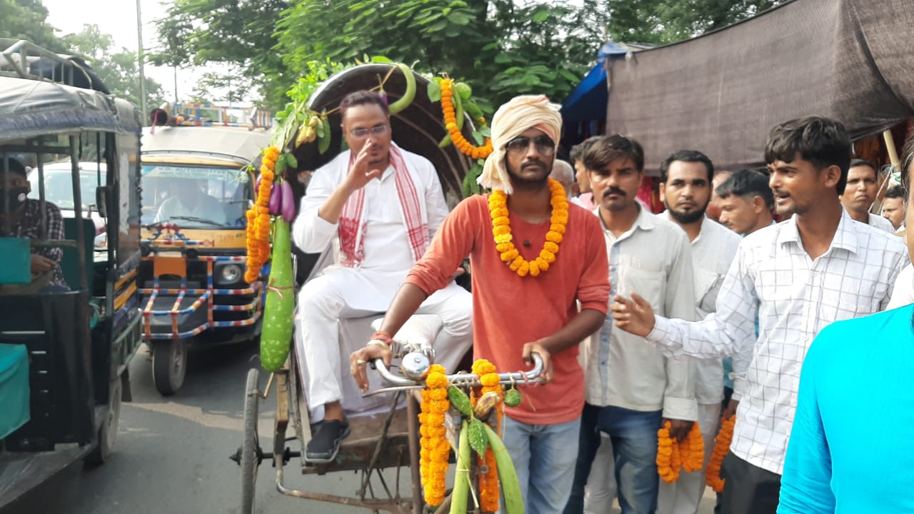 रिक्शे में सब्जी लेकर नामांकन करने पहुंचे प्रत्याशी
