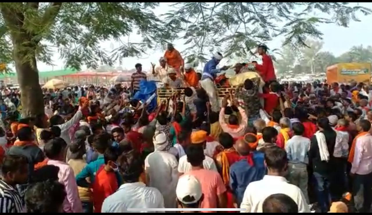 चुनावी सभा के बाद खाने पर टूट पड़ी भीड़