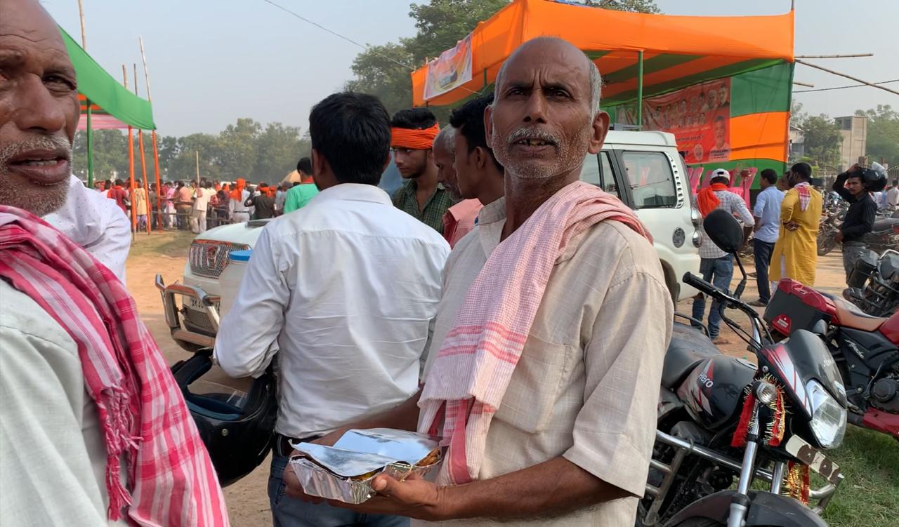 चुनावी सभा के बाद खाने पर टूट पड़ी भीड़