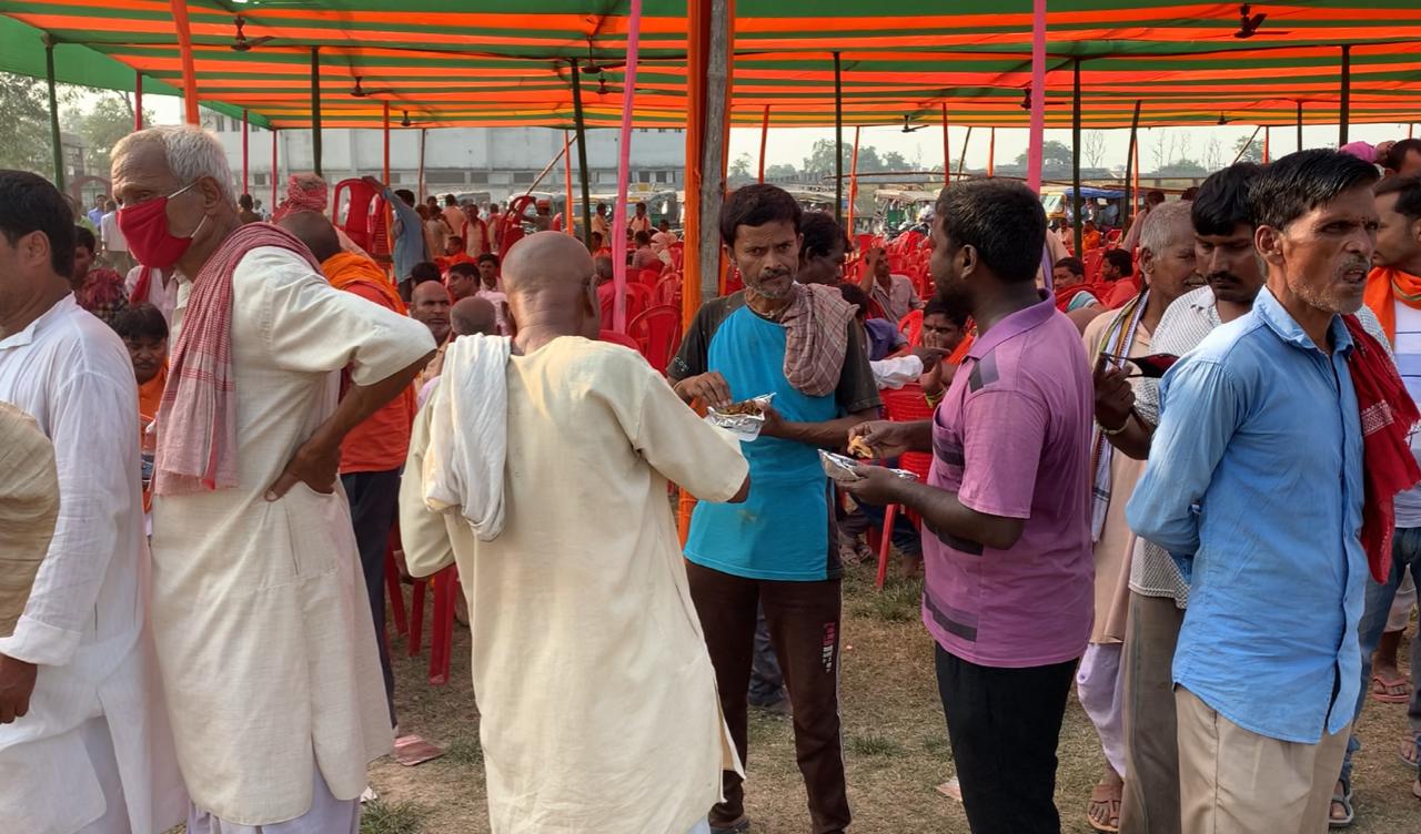 चुनावी सभा के बाद खाने पर टूट पड़ी भीड़