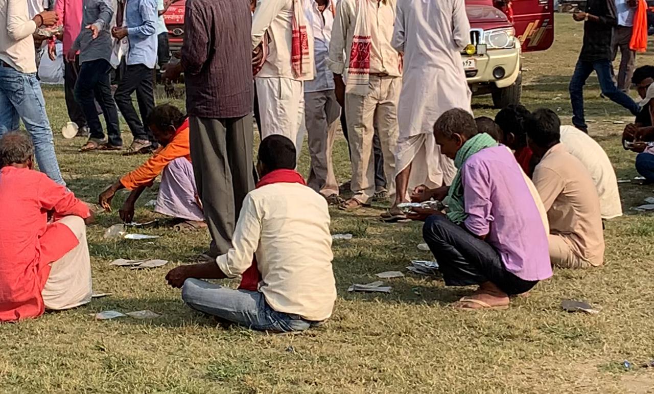 चुनावी सभा के बाद खाने पर टूट पड़ी भीड़