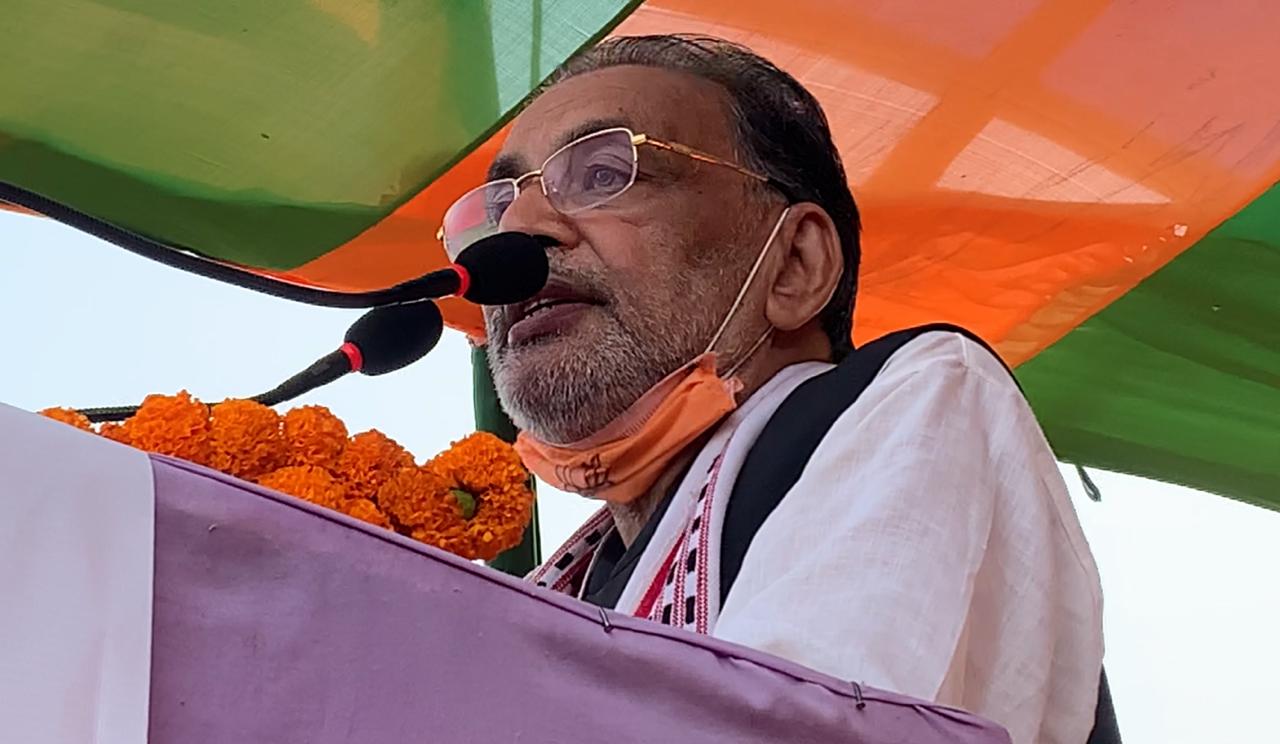 मंच पर भीड़ देख कर भड़के पूर्व केंद्रीय मंत्री