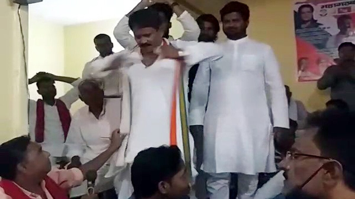 कांग्रेस प्रत्याशी ने फाड़ दिया अपना कुर्ता