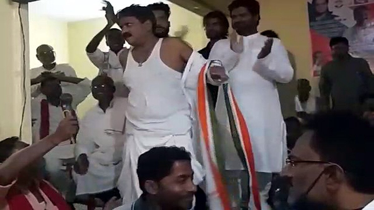 कांग्रेस प्रत्याशी ने फाड़ दिया अपना कुर्ता