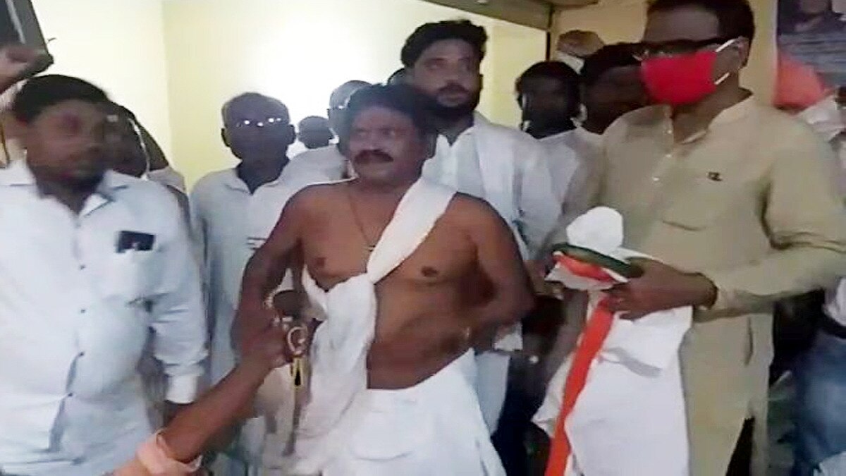 कांग्रेस प्रत्याशी ने फाड़ दिया अपना कुर्ता